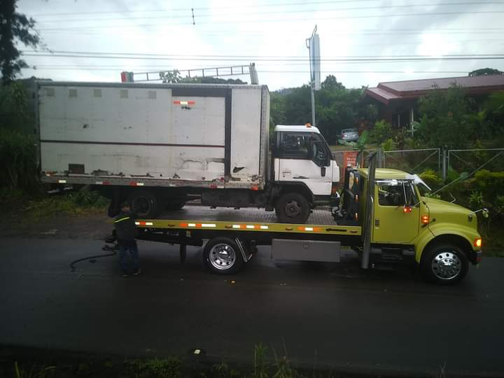 Traslado de camión en grúa